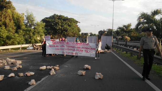 FOTO: Aksi Protes, Warga Tutup Jalan Tol Reformasi Makassar