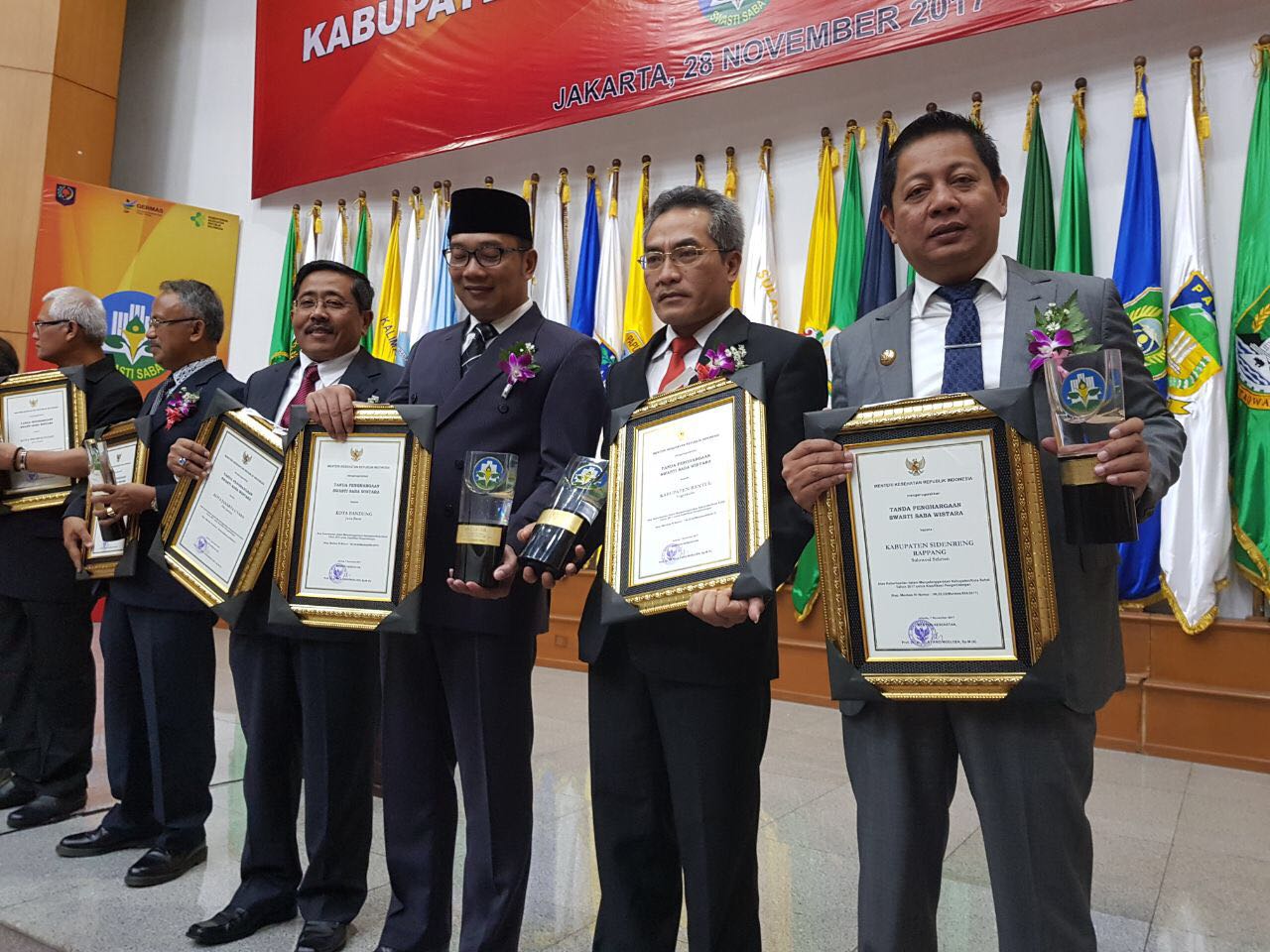Bersama Ridwan Kamil, RMS Terima Penghargaan Kota Sehat