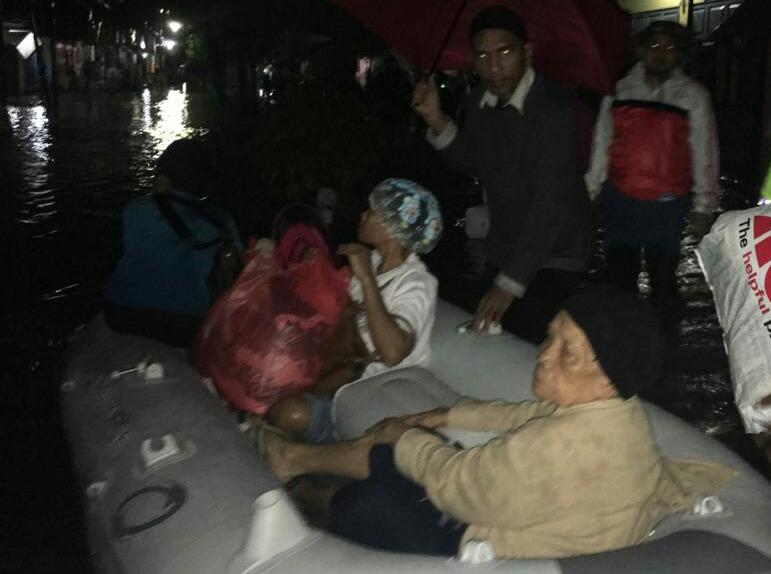 Bawa Perahu Karet, Appi Evakuasi Korban Banjir di Antang