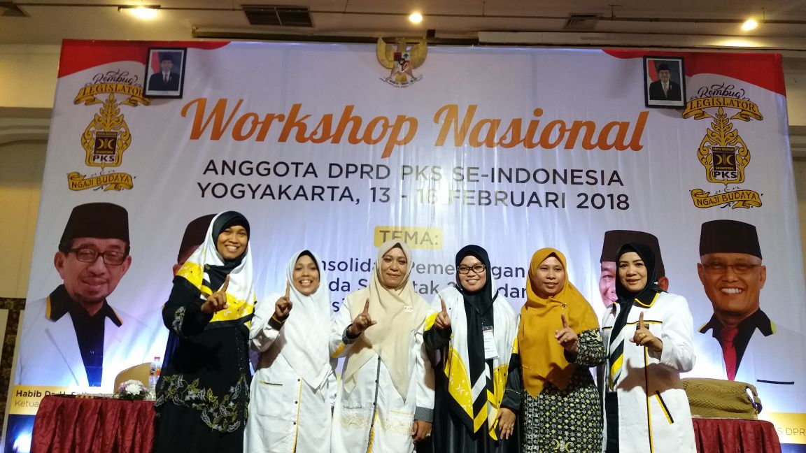 Perempuan PKS se Indonesia Kompak Salam Satu Jari