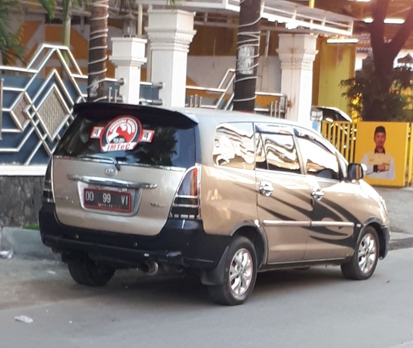 Mencurigakan, Mobil Berstiker Punggawa Parkir Subuh di Depan Rumah NH