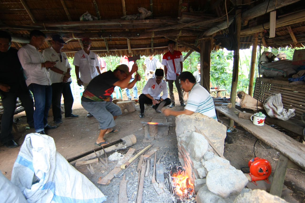 Kunjungi Pengrajin Besi, IYL Kepincut Parang Khas Toraja