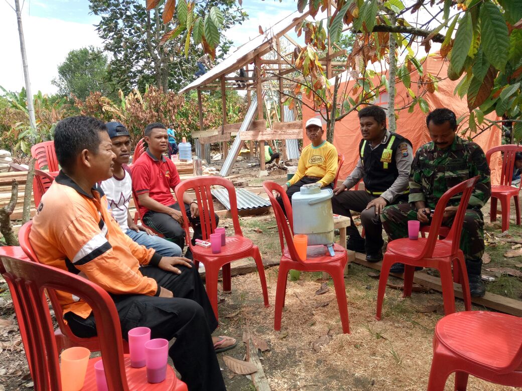 Bhabinkamtibmas Bersama Pemerintah Lutra Bantu Korban Kebakaran Desa Bone Subur