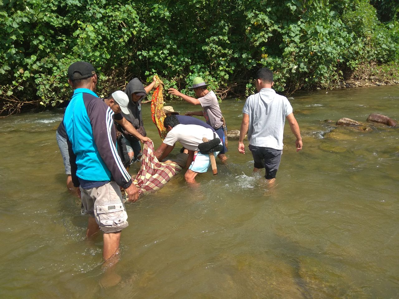 Warga Digegerkan Dengan Penemuan Mayat Ditengah Sungai