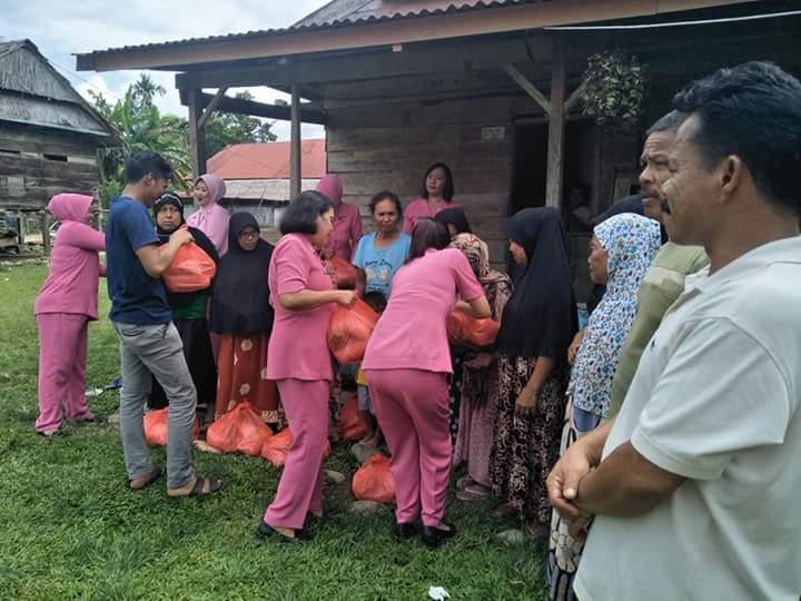 Tak Tinggal Diam, Isteri-Isteri Polres Luwu Utara Bantu Korban Banjir