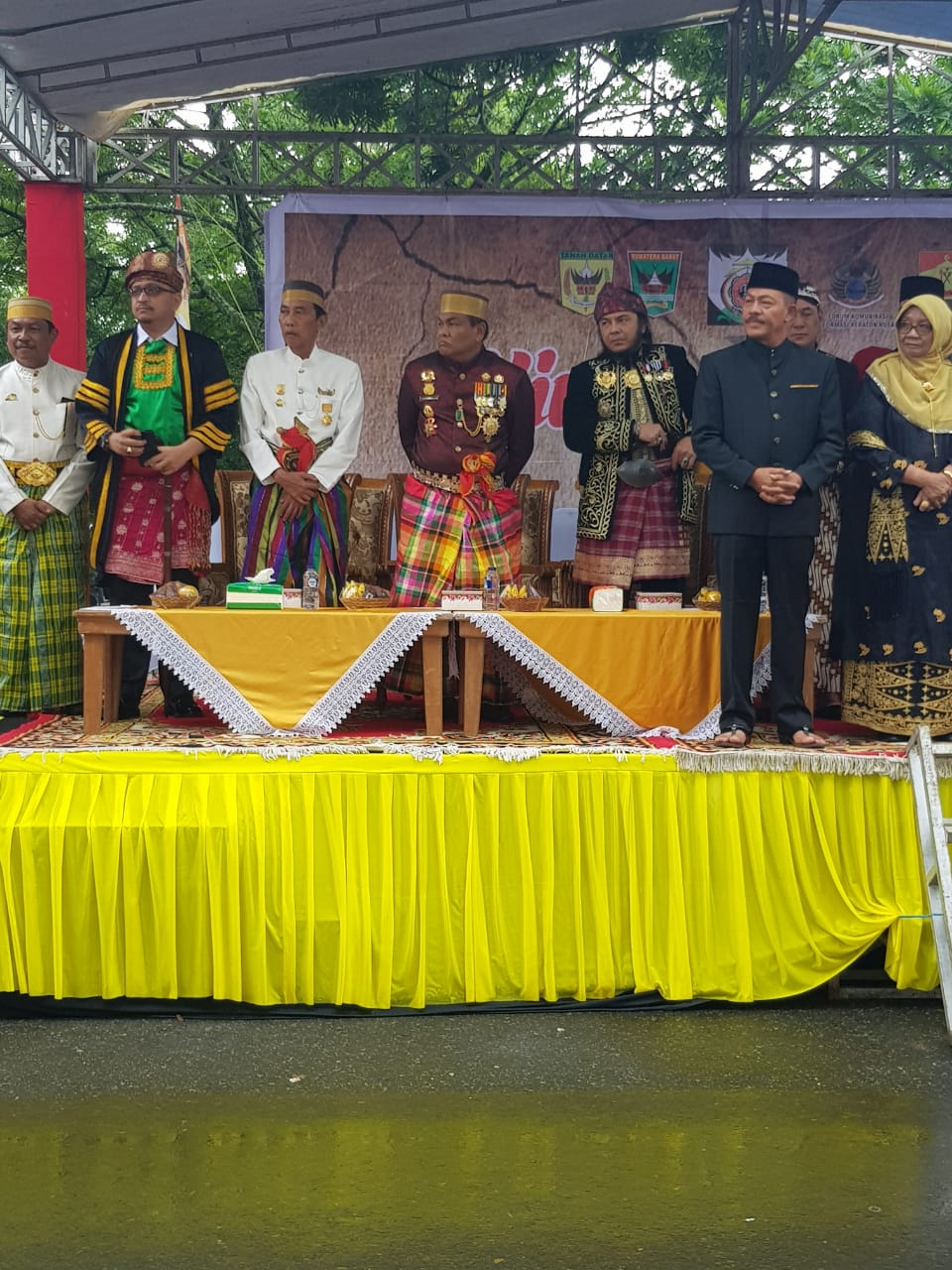 Laskar Pabbarani Bone Tampil Memukau di FKN XII Minangkabau