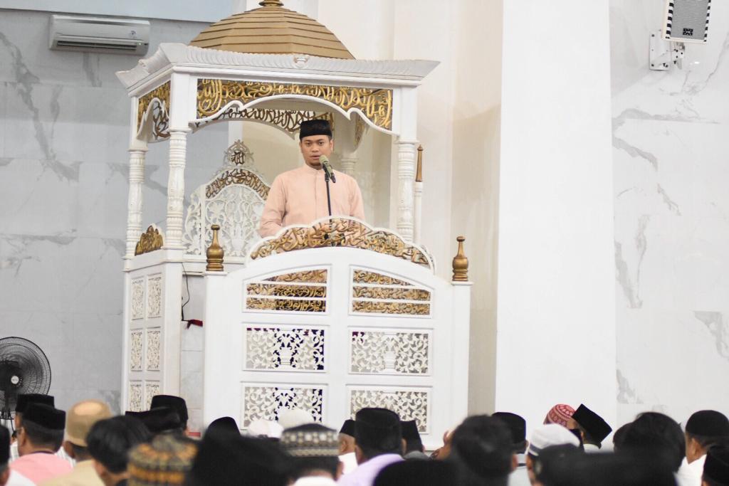 Adnan-Kio Tarwih Pertama di Masjid Agung Syekh Yusuf