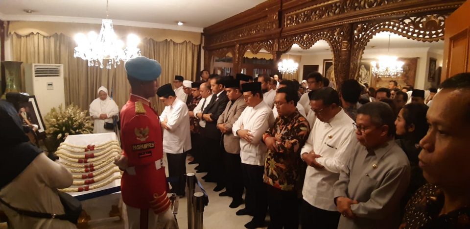 Presiden RI Joko Widodo bersama Walikota Parepare Shalati Jenazah BJ Habibie