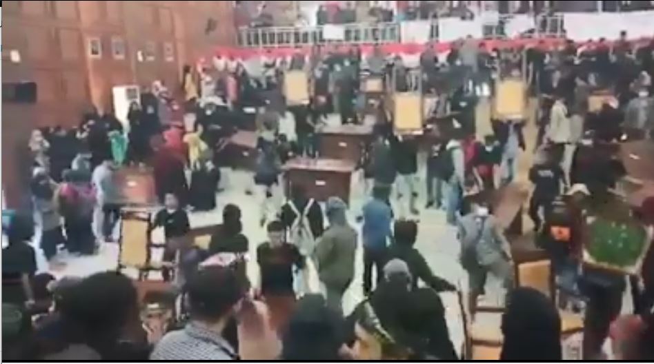BREAKING NEWS: Video Aksi Mahasiswa "Boikot" Ruangan Paripurna DPRD Sinjai