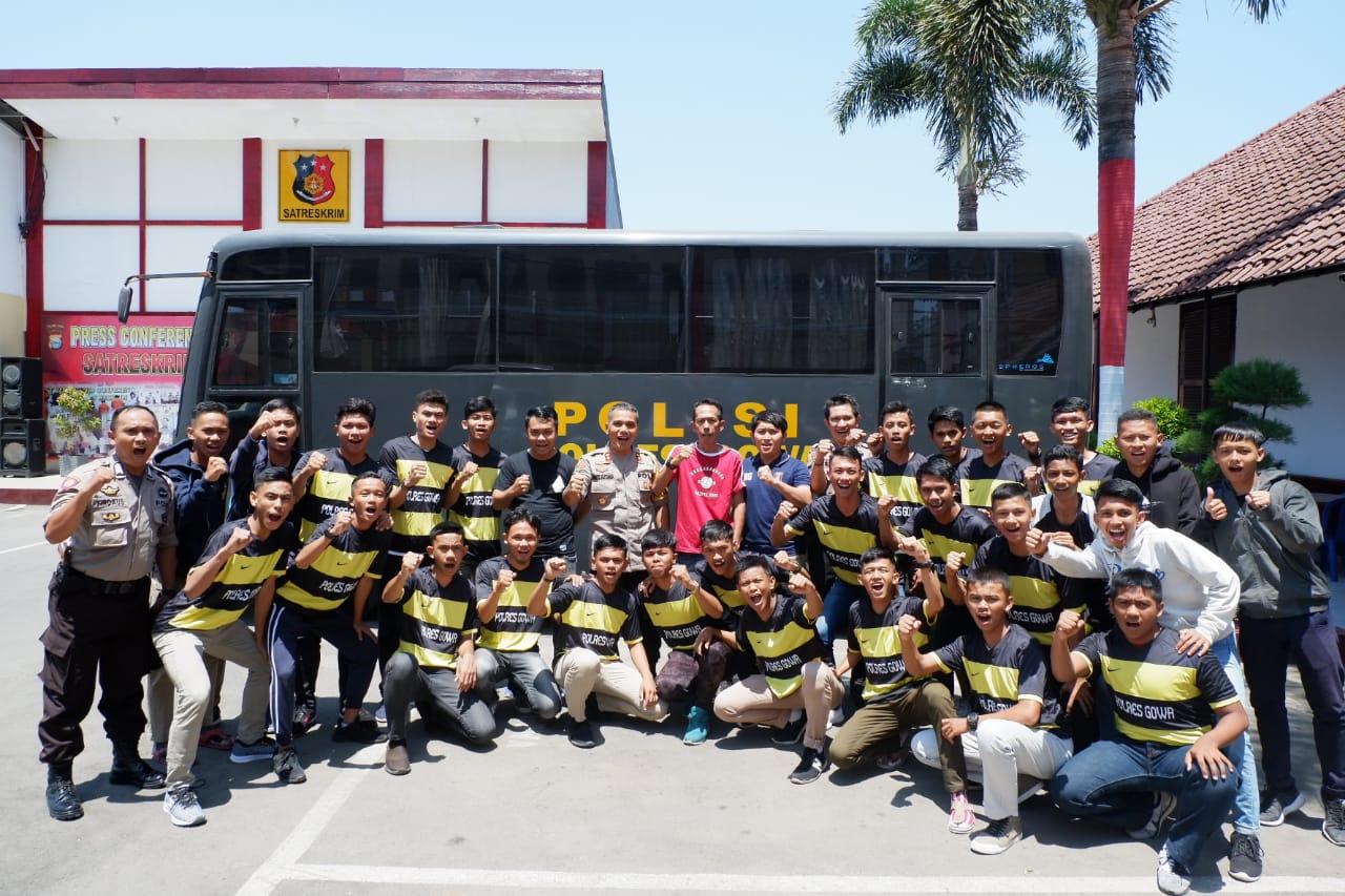 Kapolres Gowa Lepas Kontingen Tim Futsal Asosiasi Futsal Gowa Ikut KEJURDA Futsal CUP