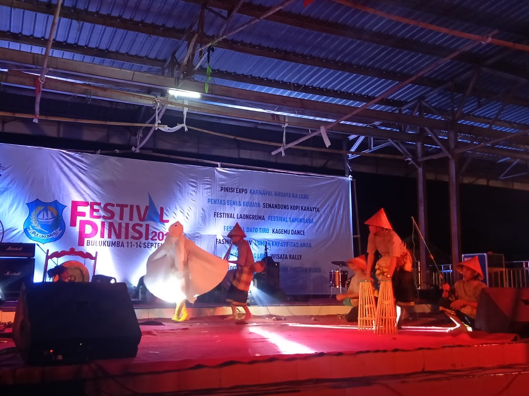 Sanggar Seni Turukale Pentas di Festival Phinisi Ke X 2019