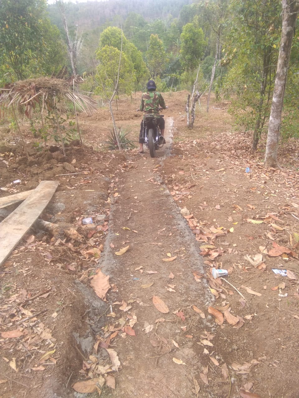 Masyarakat Desa Tamaona Bahagia Dengan Bantuan Perbaikan Jalan Tani dari Arum Spink
