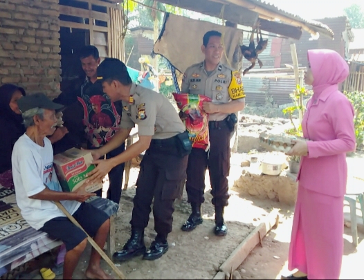 Peduli Sosial : Kapolsek Barombong Bersama Bhayangkari Sambangi Warga Kurang Mampu