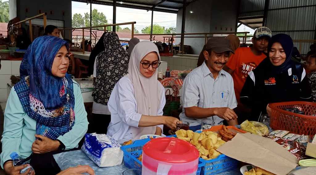 Bersama Warga, IDP Ngeteh di Pasar Sore Mulyorejo Sukamaju Selatan