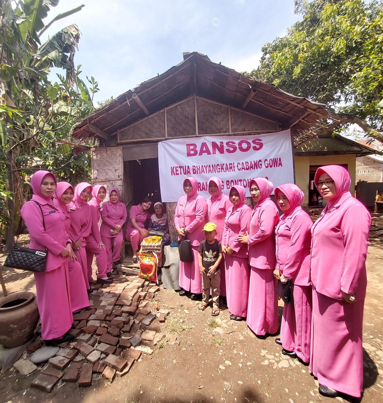 Ketua Bhayangkari Cabang Gowa Lakukan Bantuan Sosial di Kecamatan Bontonompo