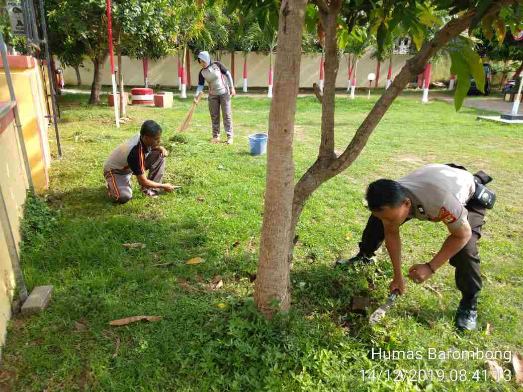 Peduli Kebersihan Lingkungan Polsek Barombong Kerja Bakti Bersikan Halaman Kantor dan Sekitarnya