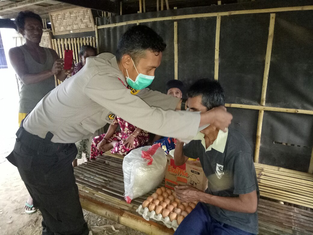 Bantuan Kapolres Takalar, Bhabinkamtibmas Desa Boddia Bagikan ke Warga