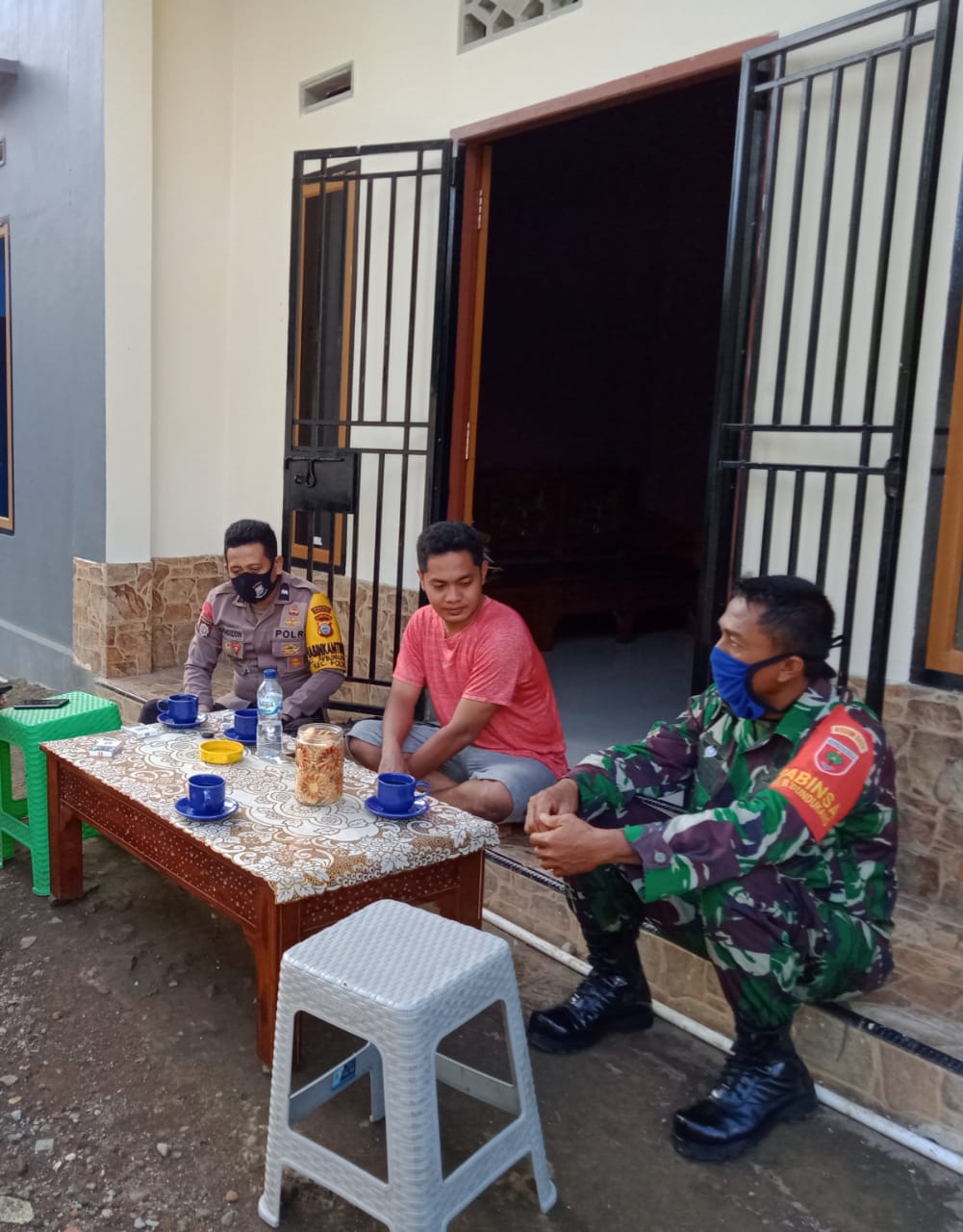 Jaga Kondusifitas Diwilayah Binaannya, Polri dan TNI Bersinergi Sambangi Warga di Kelurahan Pa'bundukang