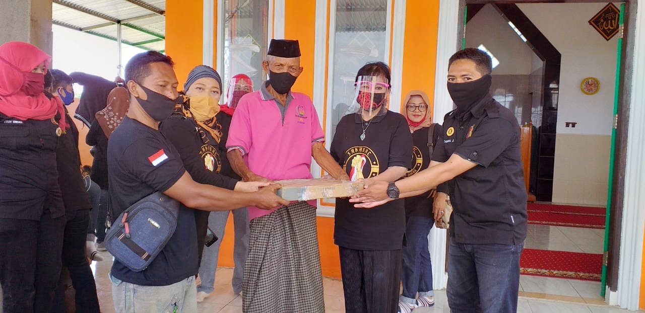 Penyerahan Donasi Tim Sahabat Megawati Paturusi Didampingi IKV Sul-Sel Ke Masjid Annuriyah Di Lakkang