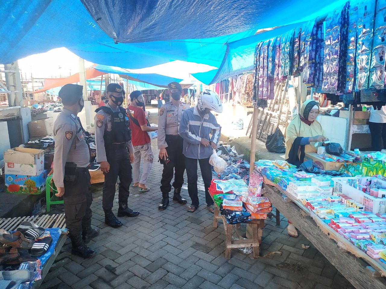 Pasar Sentra Pattallassang, Patmor Polres Takalar Ajak Pengunjung Patuhi Protokol Kesehatan
