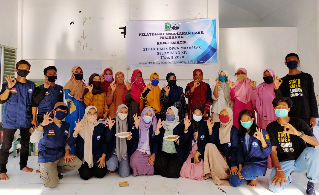 Mahasiswa KKN Stitek Balik Diwa Makassar Beri Pelatihan Olahan Hasil Nelayan Ke Masyarakat Pesisir Desa Sanjai
