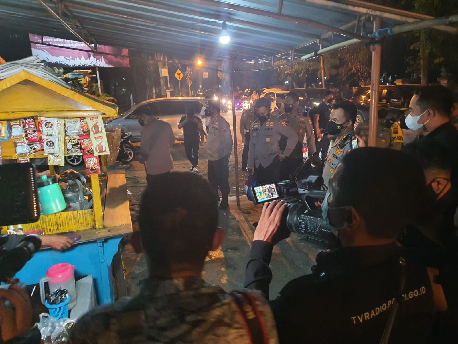 Kapolri Blusukan di Solo Bagi Sembako ke Warga dan Pedagang Angkringan