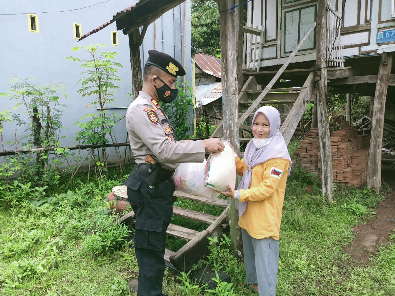 Terima Bantuan dari Polres Takalar, Ibu Murni : Sukses Selalu Pak Polisi