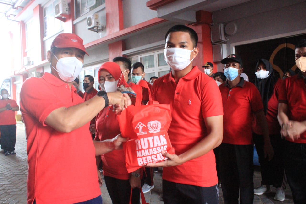 Karutan Makassar Bagikan Paket Protokol Kesehatan Kepada Pegawainya