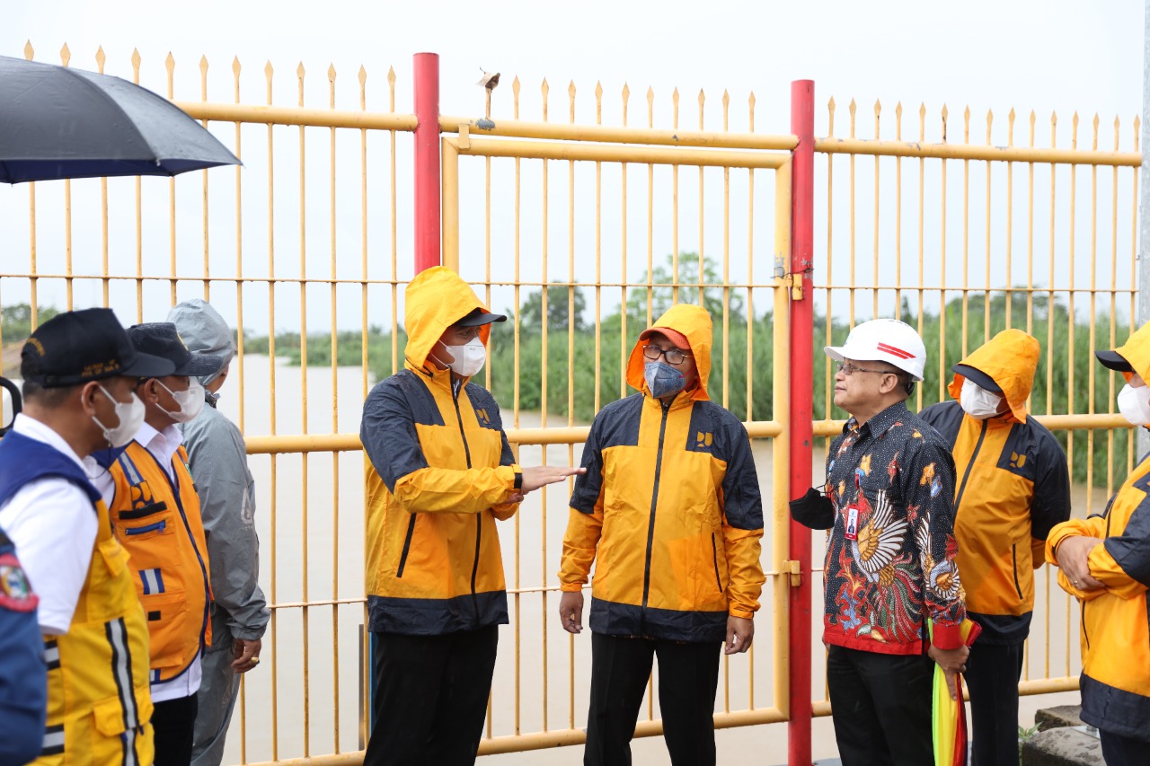 Curah Hujan Tinggi, Wali Kota Makassar – Kepala BBWS Jeneberang Pantau Kondisi Kolam Regulasi Nipa – Nipa