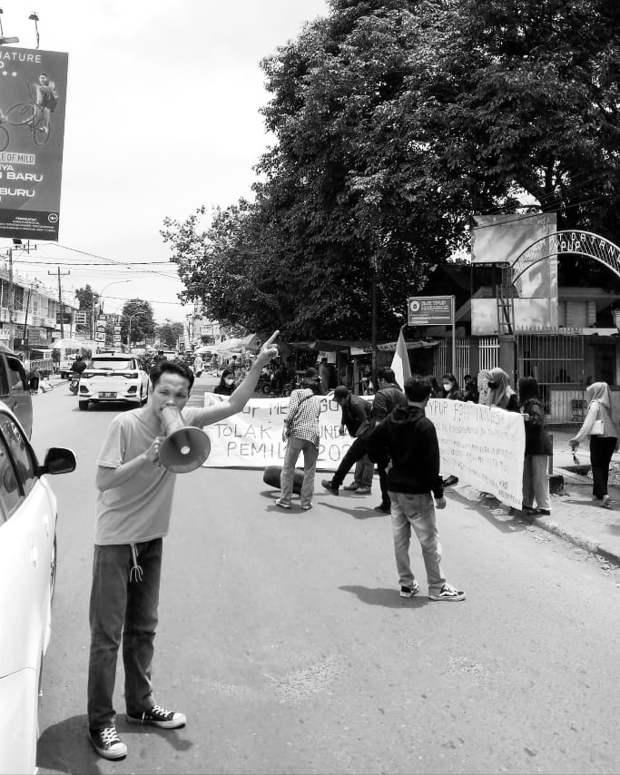 Jelang 11 April, Aliansi Mahasiswa YPUP Prakondisi Bakar Ban-Tutup Jalan Andi Tonro