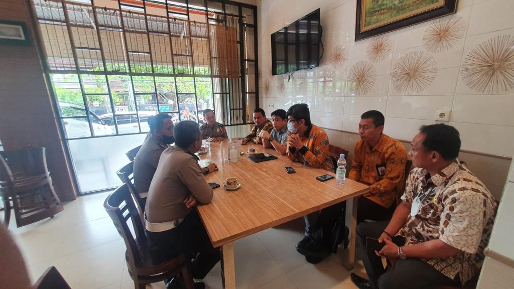 Kadis Kominfo Makassar Bersama Ditlantas Polda Sulsel Bahas Optimalisasi Penerapan Tilang Elektronik