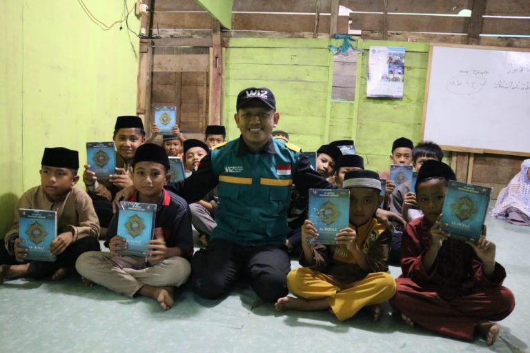 Wahdah Inspirasi Zakat Distribusikan 50 Al-Qur’an ke Pondok Tahfizh Darul Muhsinin Kajuara Bone