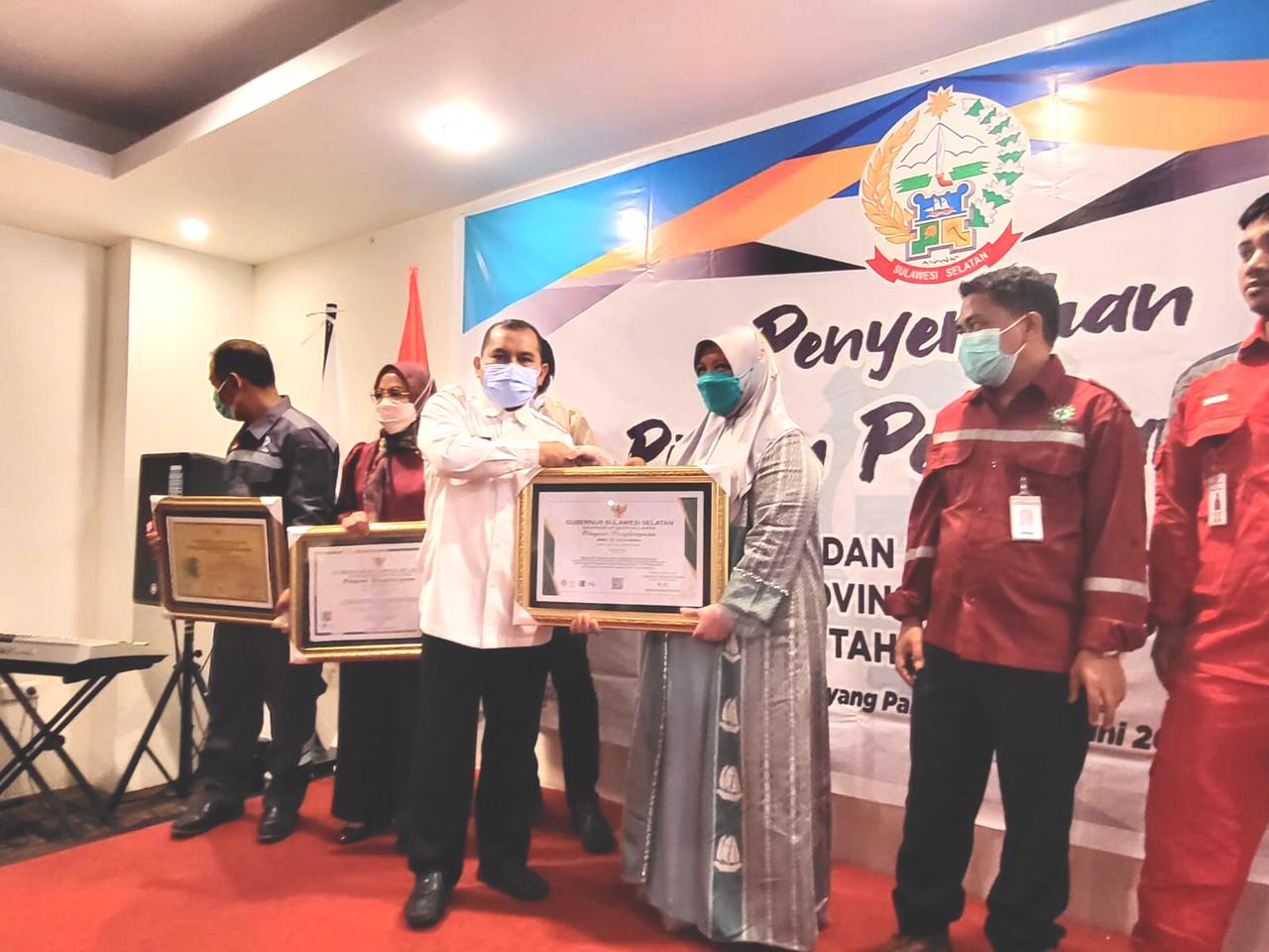 Ketua Sekolah Tinggi Ilmu Kesehatan (STIK) Makassar, Esse Puji Pawenrusi SKM M.Kes menerima penghargaan dari Pemerintah Provinsi Sulawesi Selatan