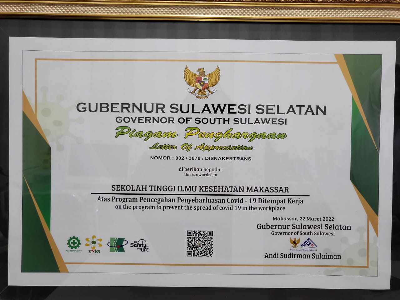Ketua Sekolah Tinggi Ilmu Kesehatan (STIK) Makassar, Esse Puji Pawenrusi SKM M.Kes menerima penghargaan dari Pemerintah Provinsi Sulawesi Selatan