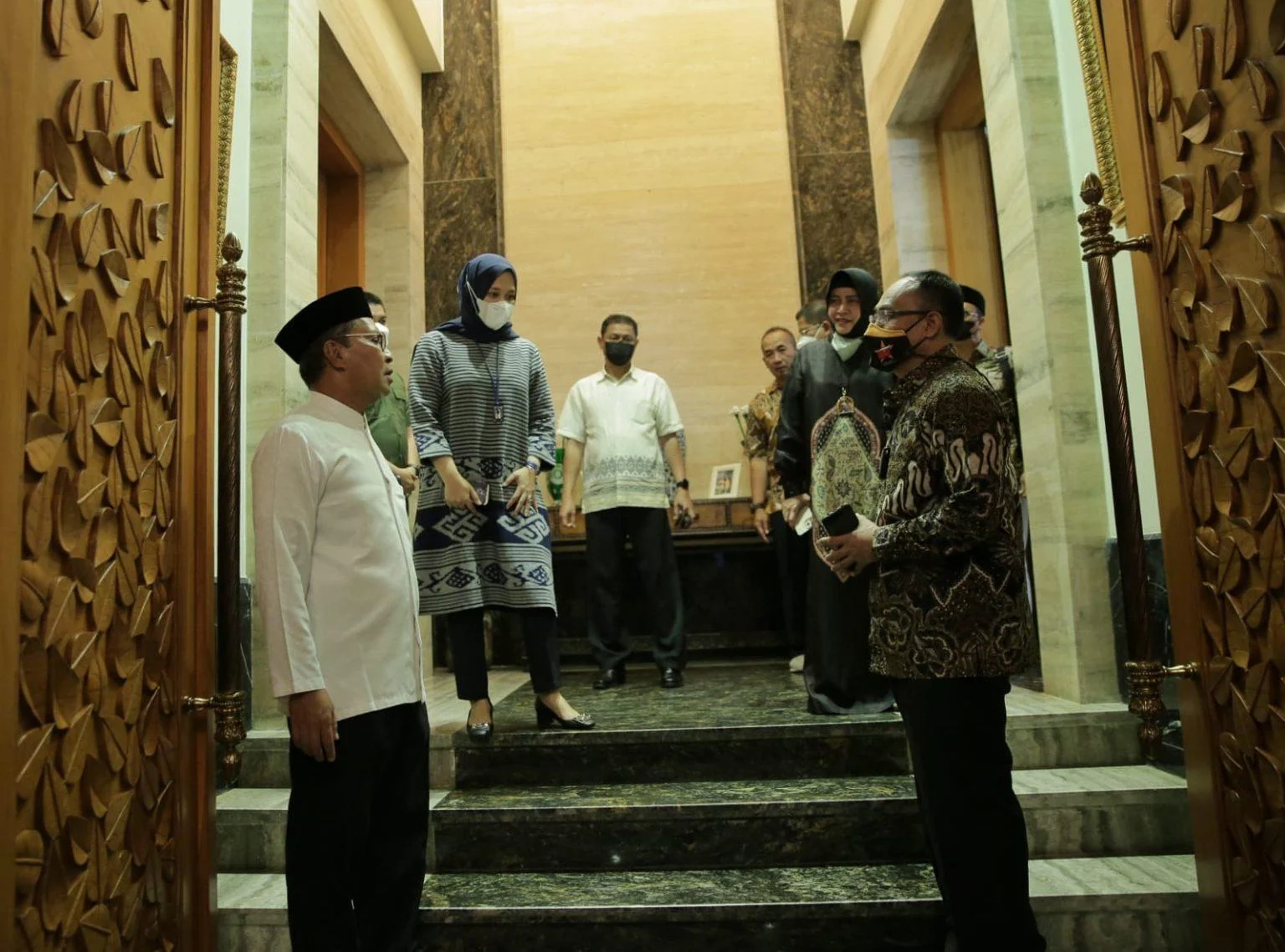 “Mereka kemarin, semua peserta studi melakukan presentasi di BPS, ternyata alhamdulillah beliau mengatakan luar biasa, karena semua apa yang dipaparkan nyata dan angka-angkanya resmi,” kata Danny. Bahkan dalam kesempatan ini Danny menyempatkan bernostalgia bersama kawan lamanya saat masih duduk di bangku SMP dan SMA di Makassar. “Disitu tadi ada pak Toto ada pak Irjen teman sekolah waktu SMP 5 dan SMAN 1, jadi sifatnya jauh lebih ke silaturahmi,” ujar Danny. Ditanya mengenai makna dari pertemuan ini, Danny menjawab bahwa silaturahmi itu penting, karena akan membuat jaringan lebih kuat dan lebih banyak. Bahkan kata Danny peserta SSDN Lemhanas ini mempunyai agenda khusus terhadap Pemerintah Kota Makassar. “Mereka punya agenda khusus menjadikan Makassar sebagai kota row model bagi kota – kota lainnya di Indonesia,” terangnya. Jamuan buka puasa ini selain dihadiri Forkopimda Kota Makassar, juga nampak Asisten Satu, Dua dan Tiga Pemkot Makassar.