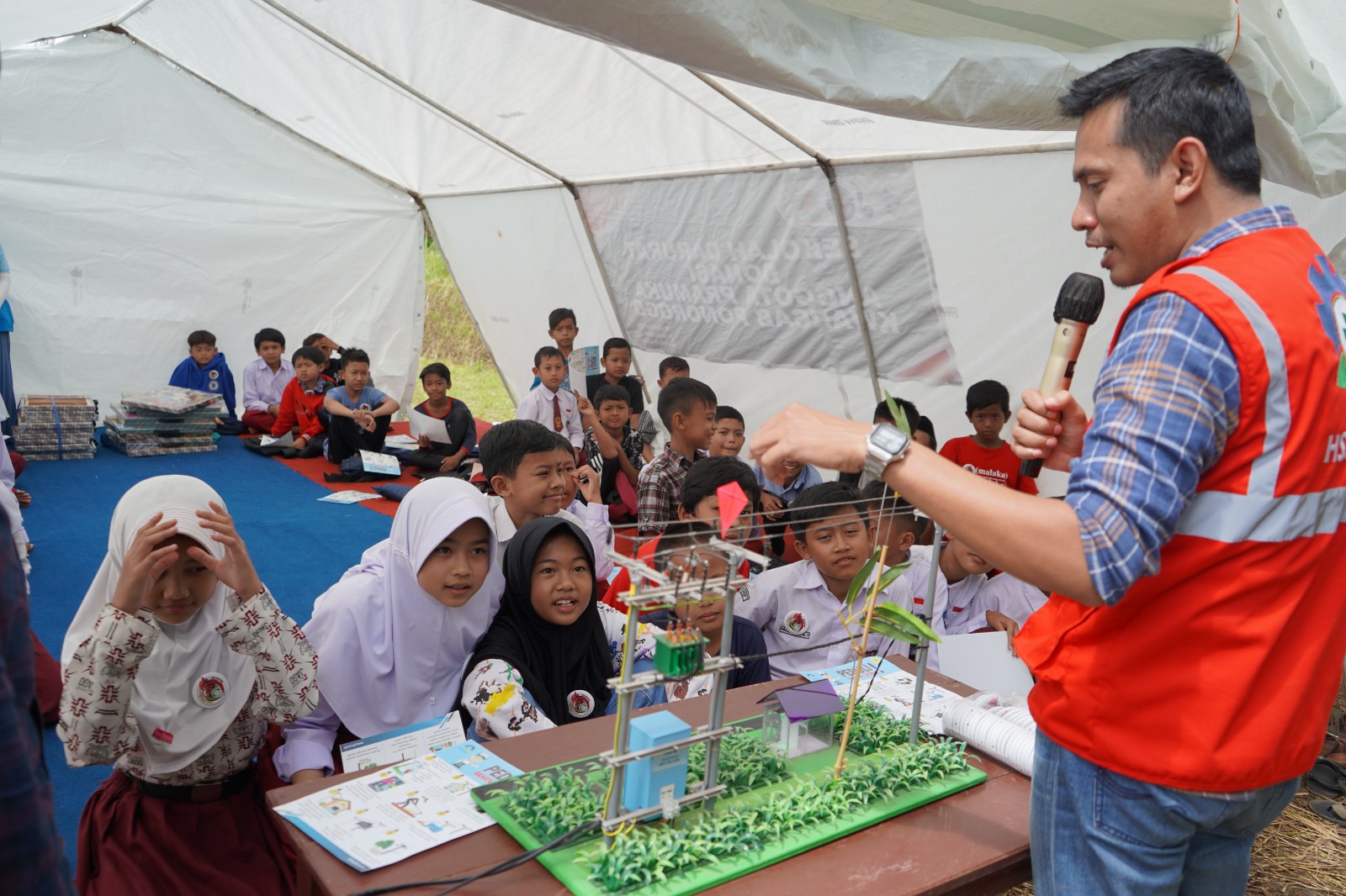 Pegawai PLN Mengajar di Sekolah Darurat Anak-anak Penyintas Gempa Cianjur