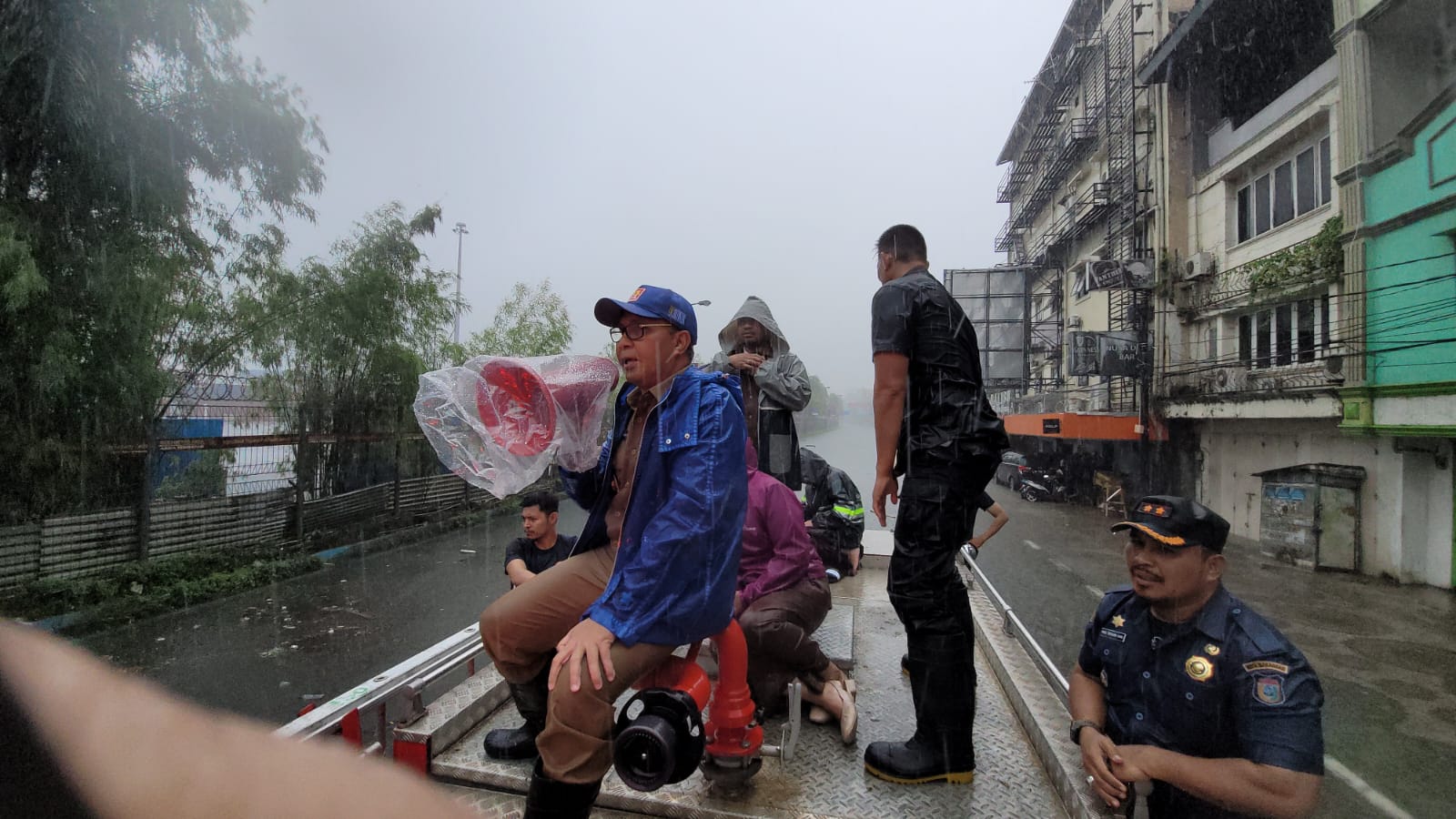 Danny Pomanto dan Jajaran Turun Langsung Evakuasi Warga Terdampak Banjir