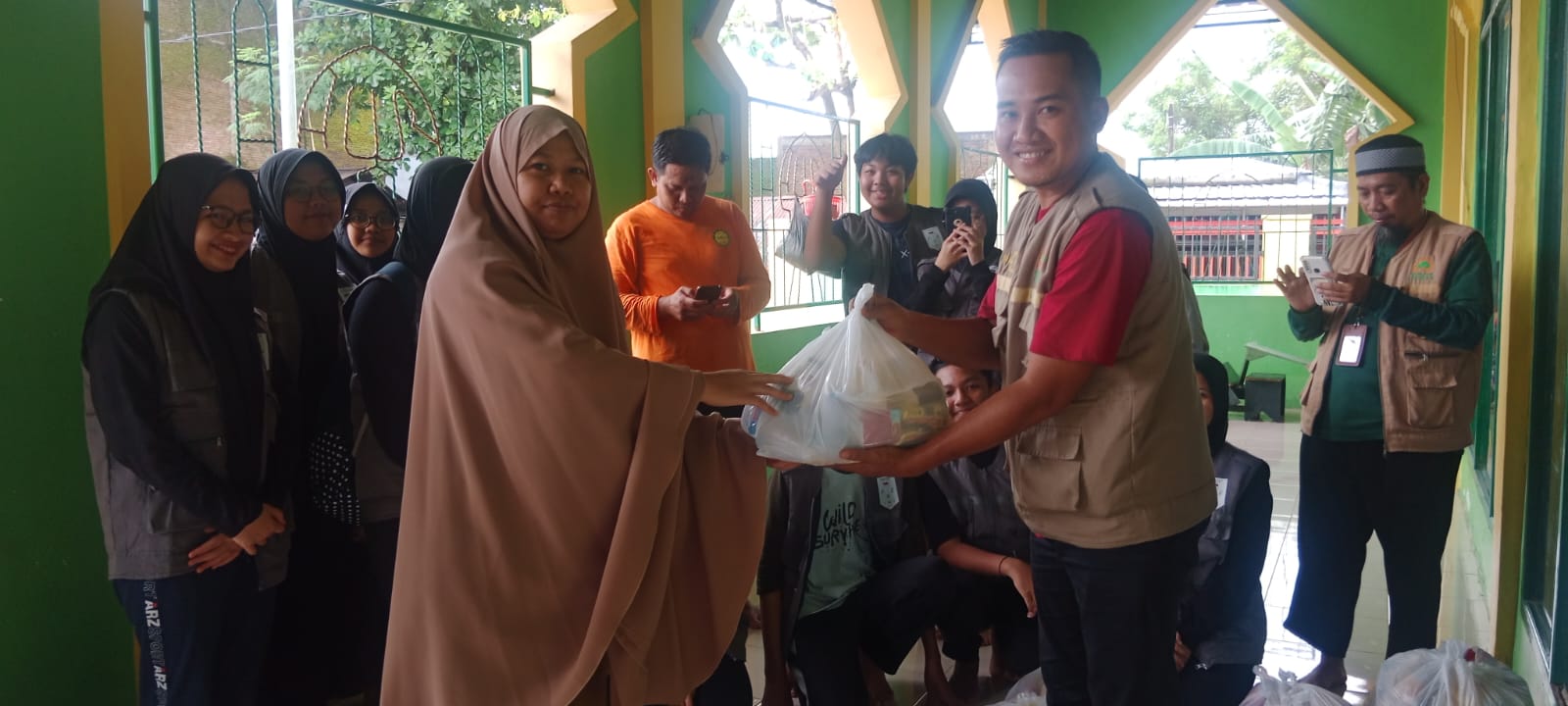 PMR SMA Islam Athirah Distribusikan Sembako ke Korban Banjir