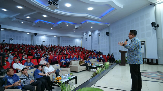Direktur BCA Antonius Widodo memberikan kuliah umum bertajuk “Resilience in The Era of Uncertainty”.