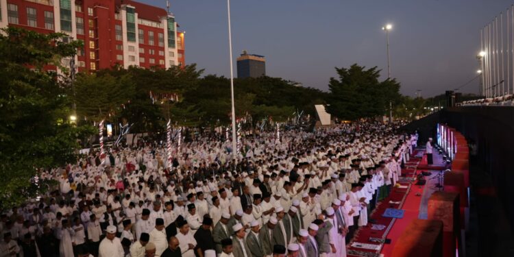 Munajat Danny Pomanto Bersama Puluhan Ribu Masyarakat NU Sambut Tahun Baru Islam