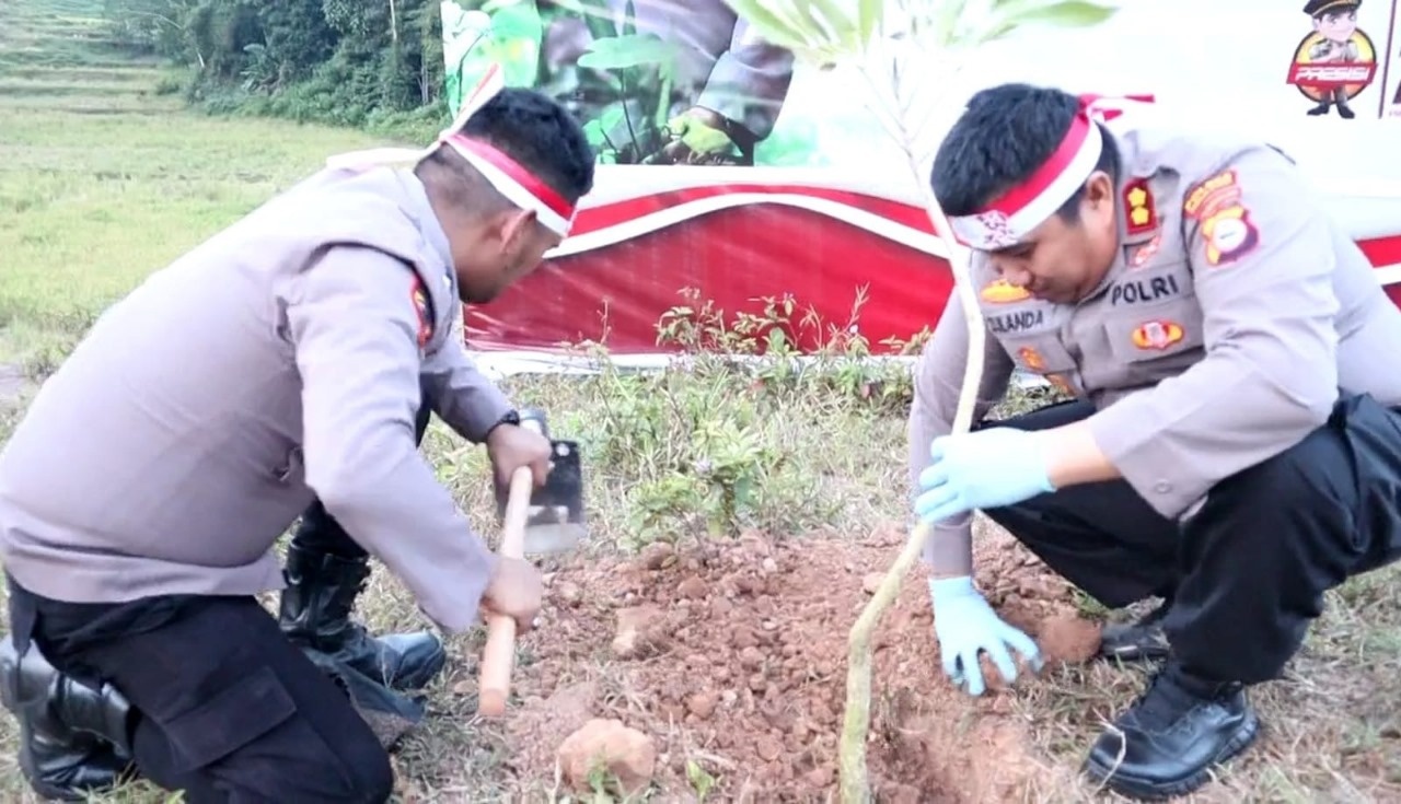 Polres Toraja Utara Gelar Penanaman Pohon Serentak Wujud Peduli Penghijauan