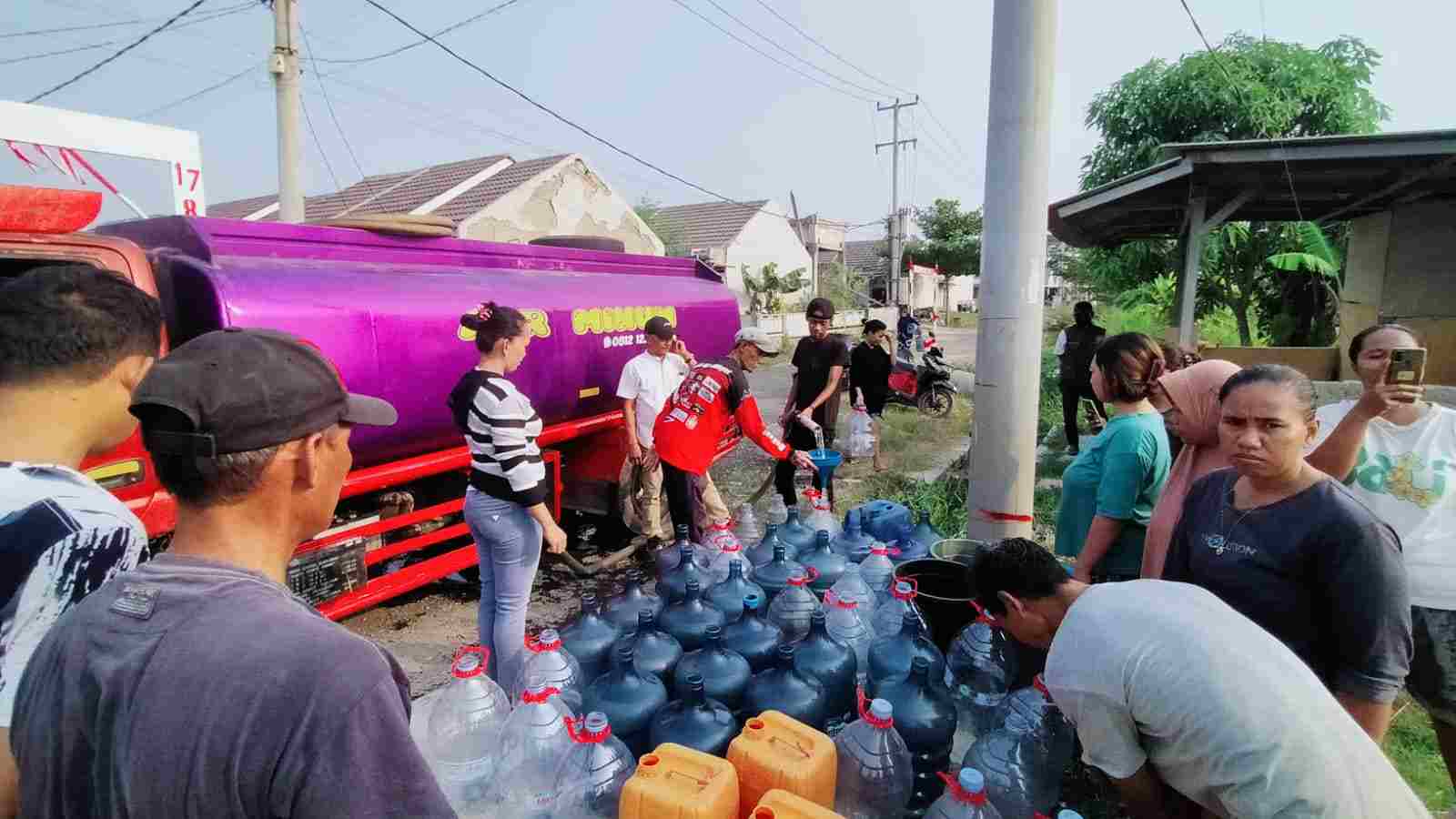 Bumi Karsa Bagikan Puluhan Ribu Liter Air Bersih Di Bekasi – Mata Sulsel