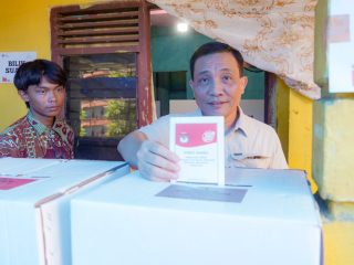 Kajati Sulsel Gunakan Hak Pilih di TPS 008 di Jalan Suka Damai Makassar