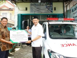 TJSL Pegadaian Kanwil VI Makassar serahkan bantuan mobil ambulance