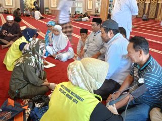 Jamaah I'tikaf Masjid Agung Jeneponto Lakukan Pemeriksaan Gratis