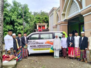 Amin Tantu Serahkan Bantuan Mobil Operasional Ke Pengurus Masjid Nurun Muhammad Bontoramba