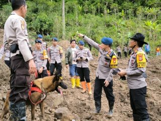 Batalyon B Brimob Polda Sulsel Kerahkan Tim SAR Evakuasi Korban Tanah Longsor di Toraja