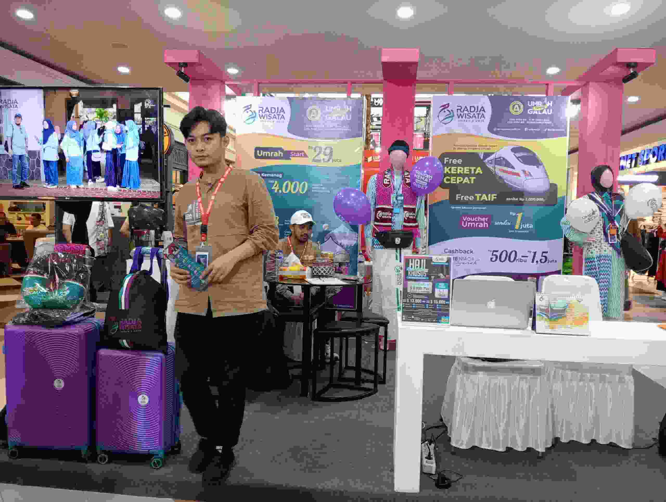 Booth Radja Wisata Travel Saat Pameran Gemday di Mall Ratu Indah (MARI) Makassar