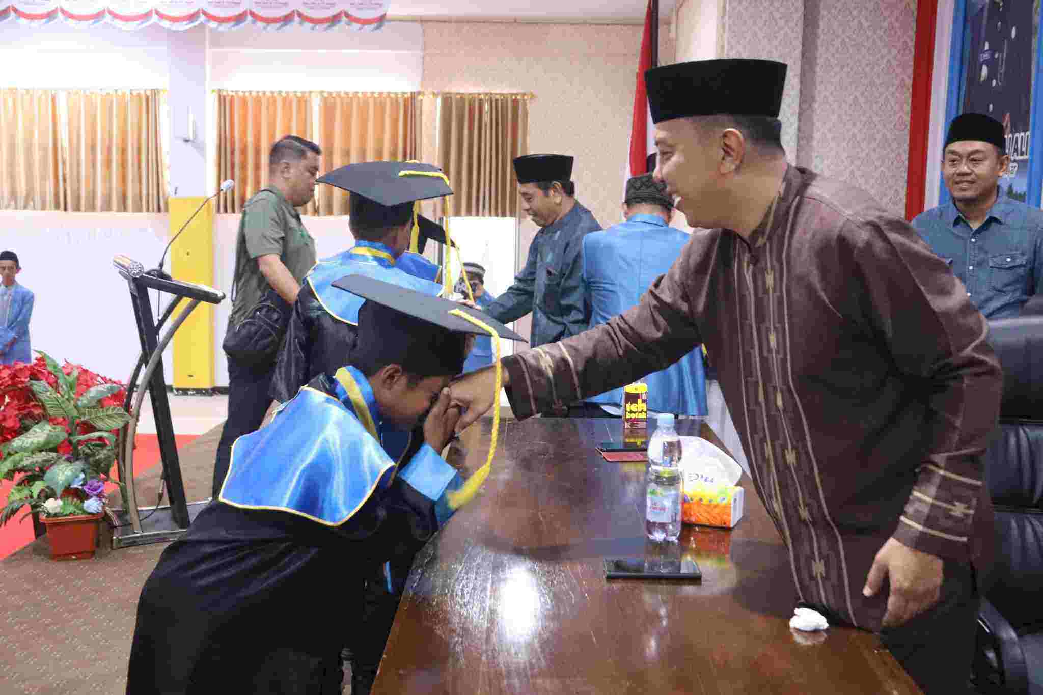 Hadiri Wisuda Santri, Bupati Selayar Beri Motivasi Cara Sukses Belajar BJ Habibie