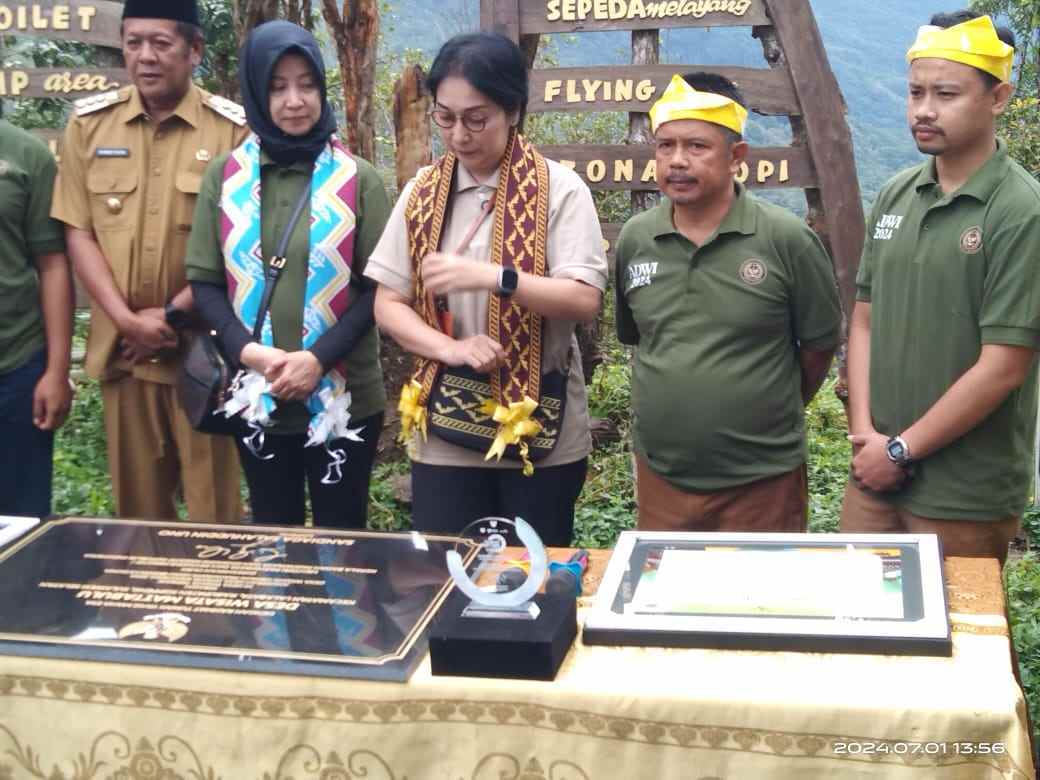 Direktur Tata Kelola Destinasi Kementerian Pariwisata dan Ekonomi Kreatif (Kemenparekraf) Florida Pardosi Serta Rombongan Saat Berkunjung Ke Desa Mattabulu Soppeng